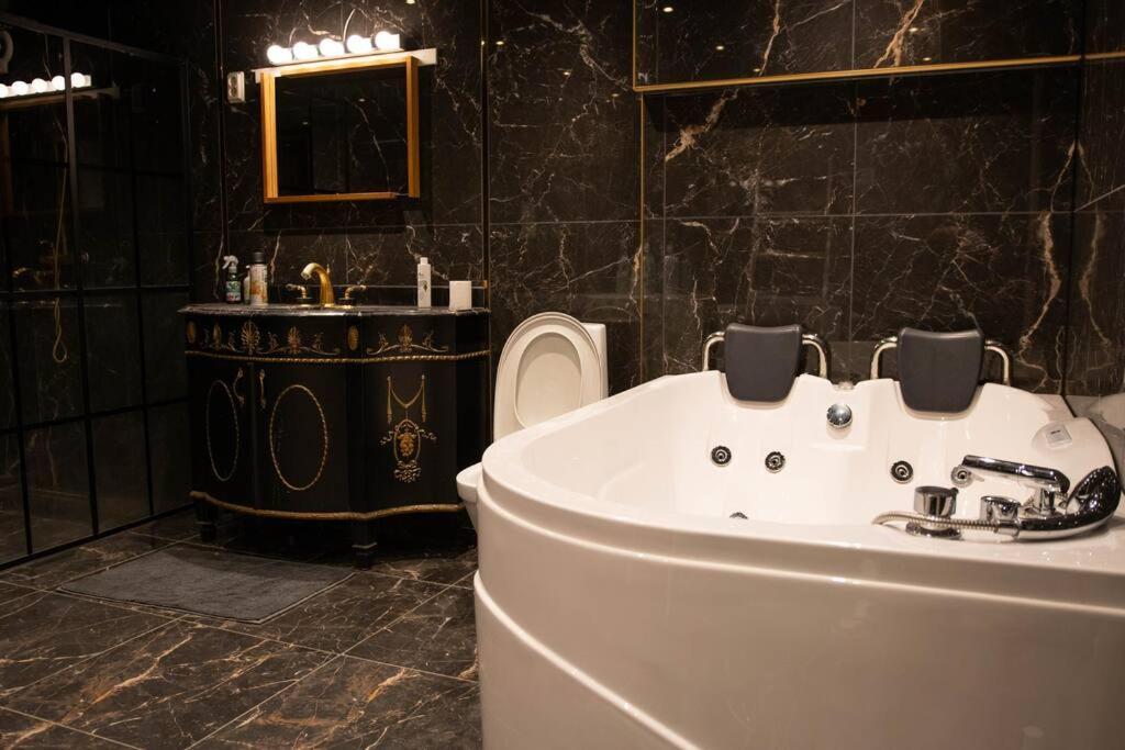 Historical Malt Factory Apartment, 6 Bedrooms, Sleeps 12 , Hot Tub Гельсінборг Екстер'єр фото